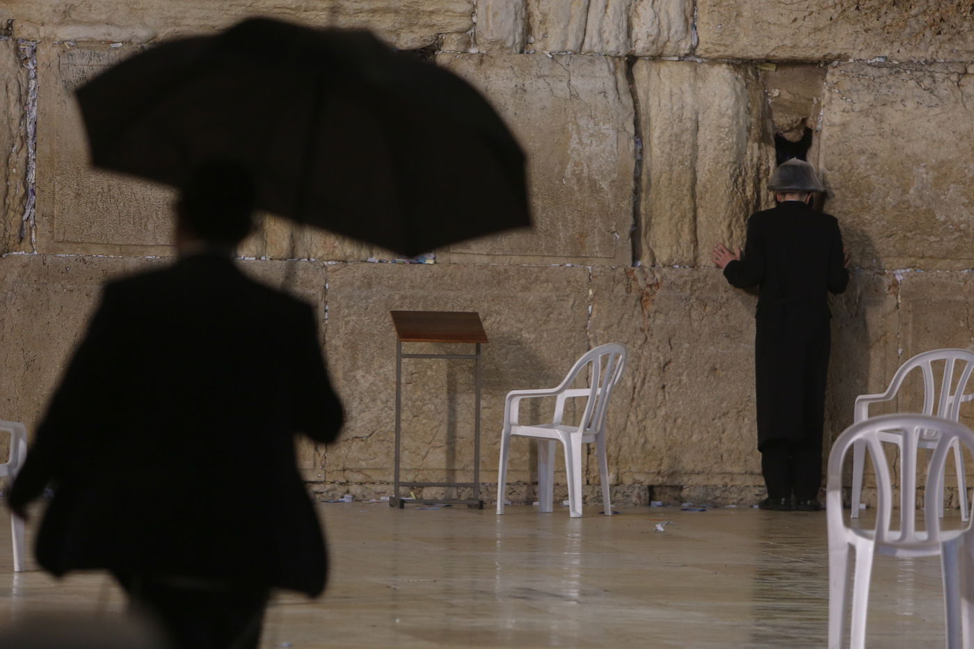 חצות לילה בכותל: גשם ומתפללים • גלריה