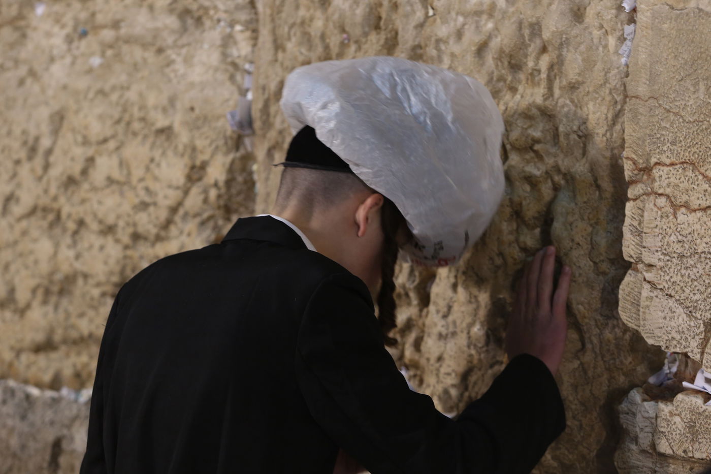 חצות לילה בכותל: גשם ומתפללים • גלריה