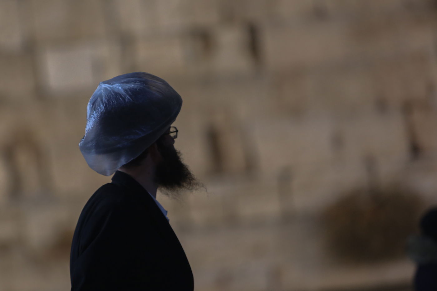 חצות לילה בכותל: גשם ומתפללים • גלריה