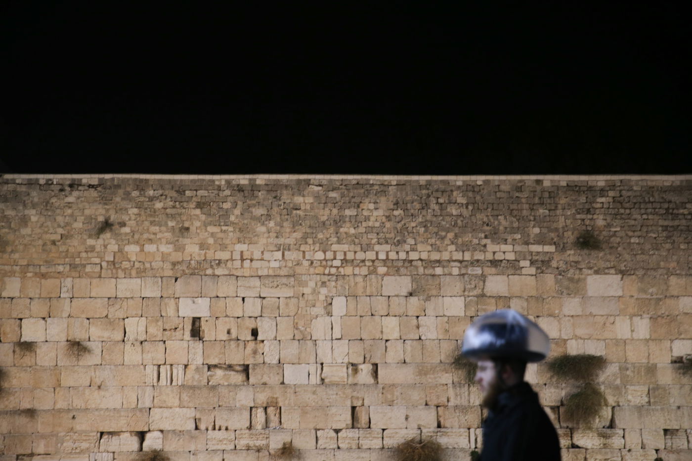 חצות לילה בכותל: גשם ומתפללים • גלריה
