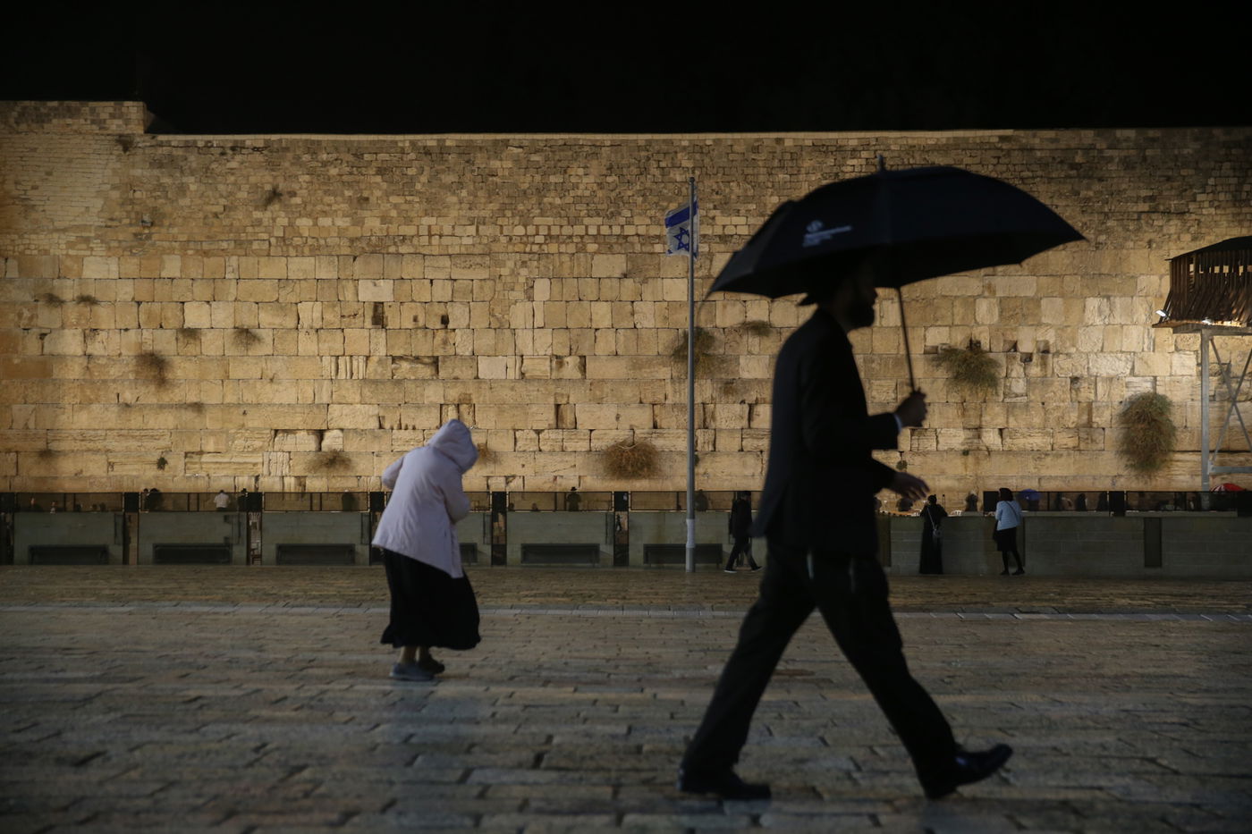 חצות לילה בכותל: גשם ומתפללים • גלריה