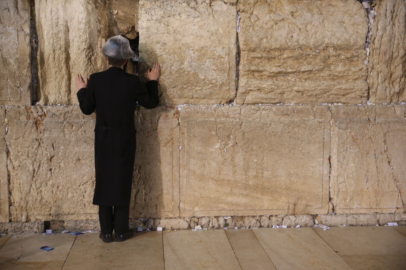 חצות לילה בכותל: גשם ומתפללים • גלריה