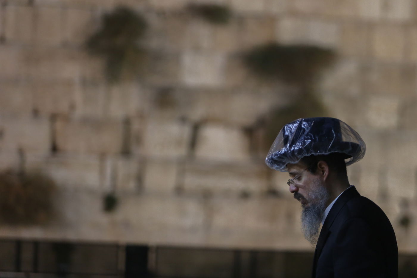 חצות לילה בכותל: גשם ומתפללים • גלריה