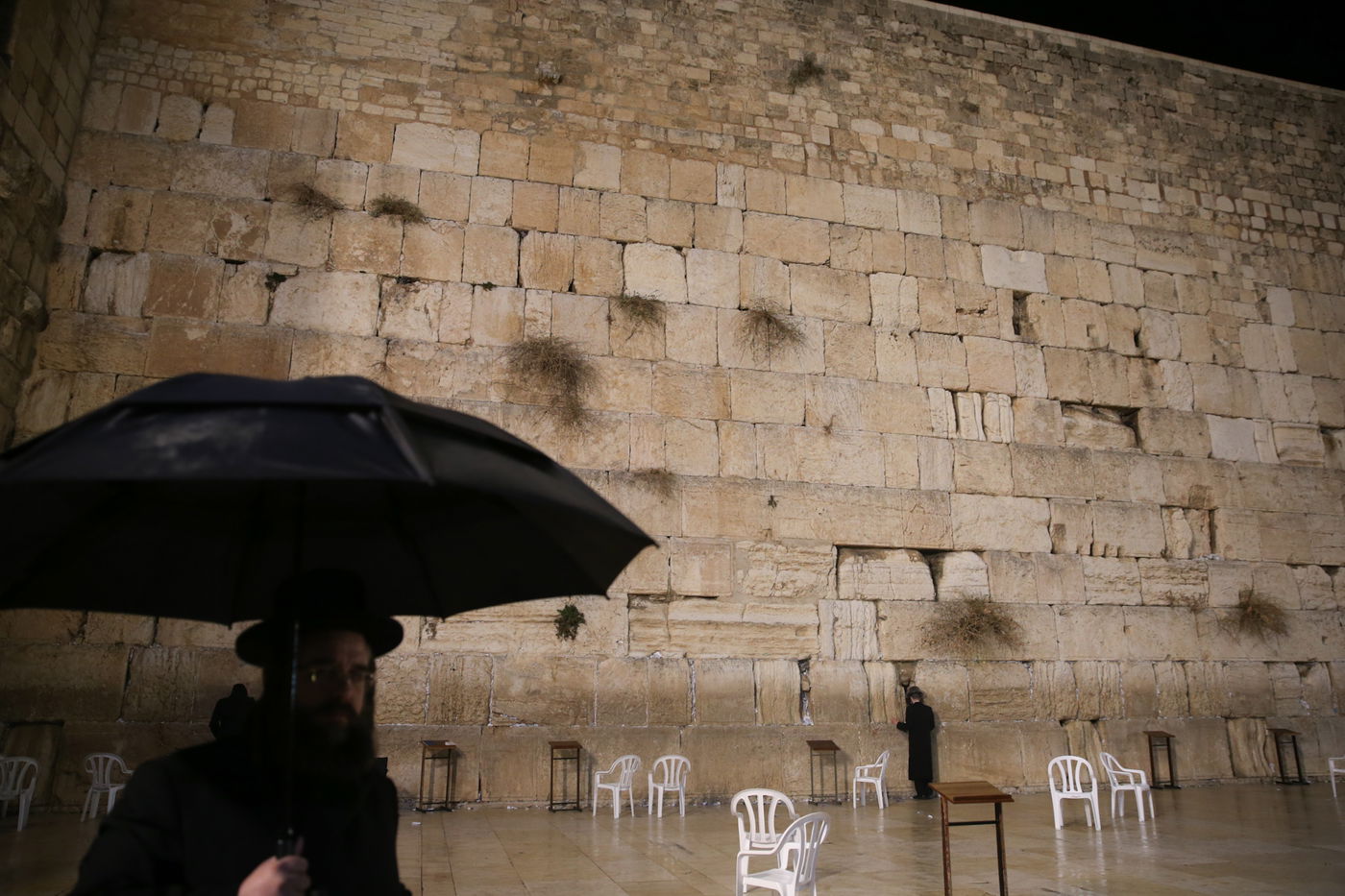 חצות לילה בכותל: גשם ומתפללים • גלריה