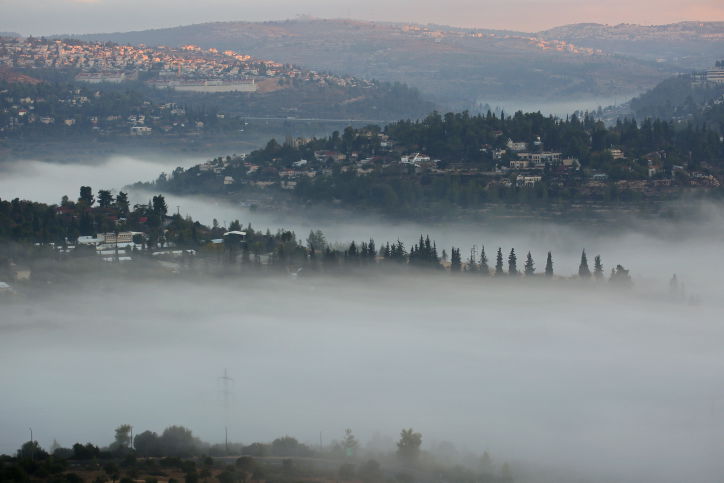ערפל מעל עין כרם