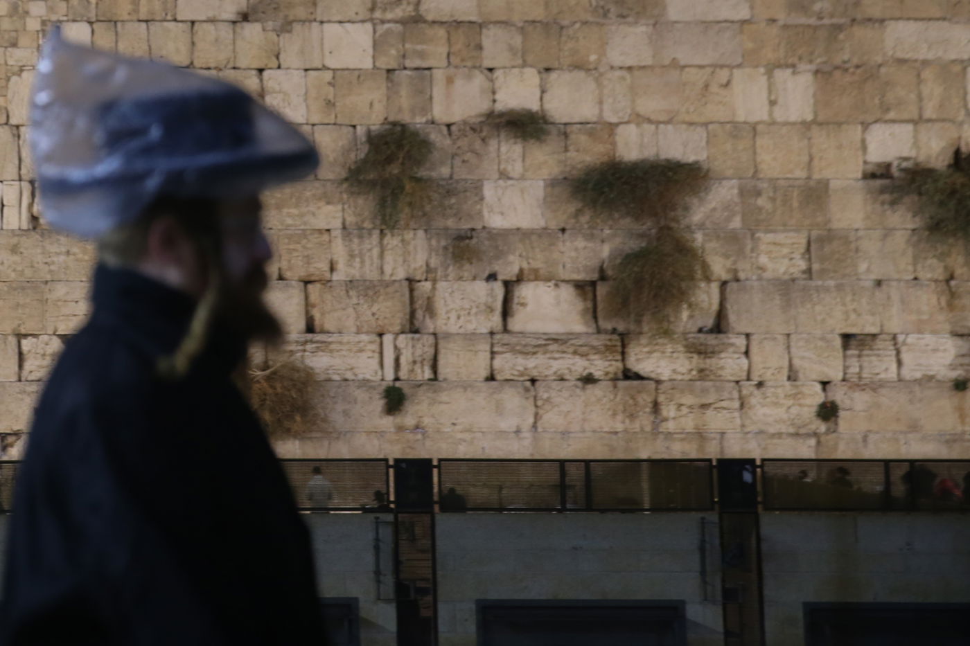 חצות לילה בכותל: גשם ומתפללים • גלריה