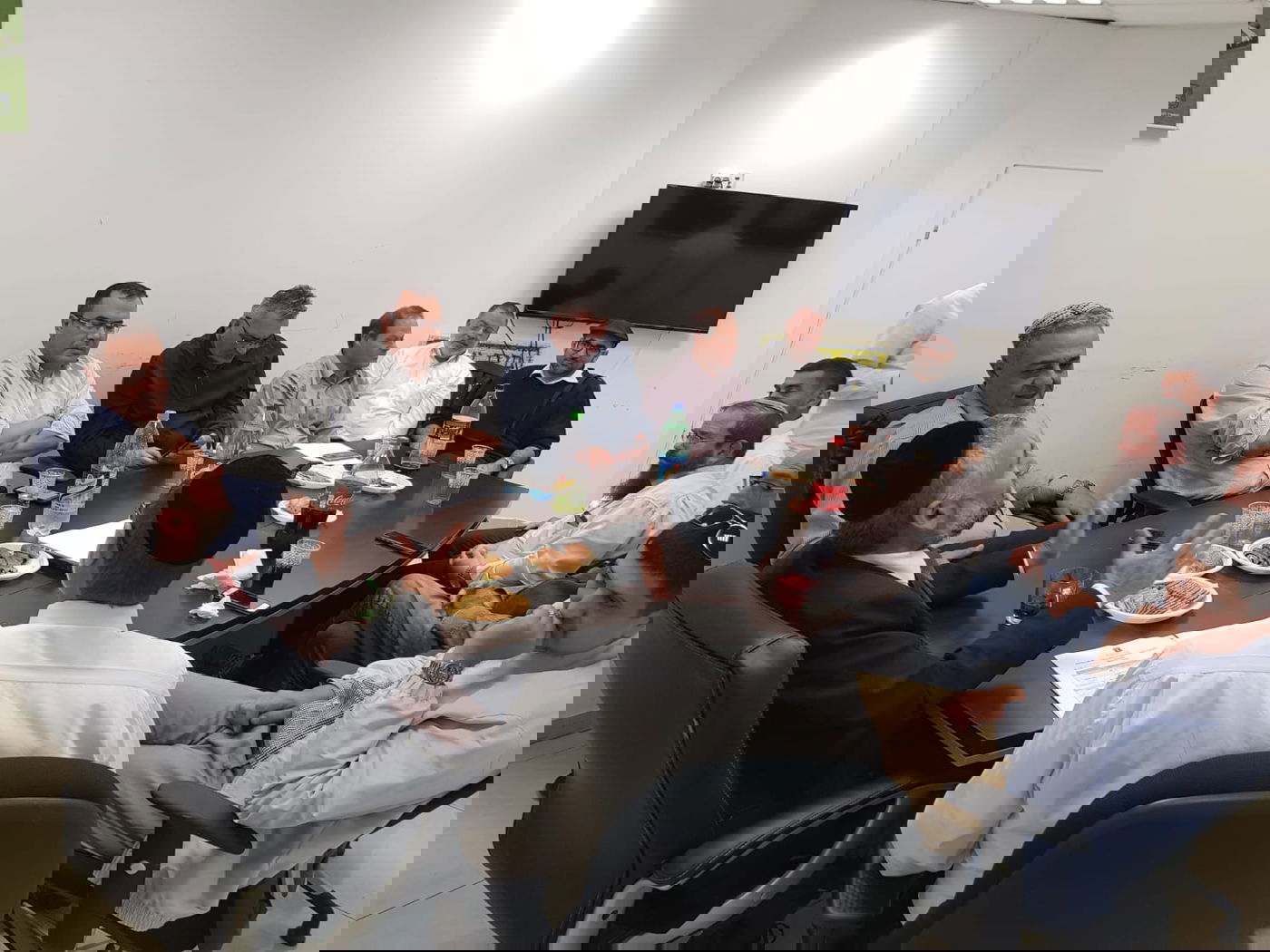 אבוטבול נפרד מתפקידו: 'זה המבחן - האם אני נדבק לכסא'