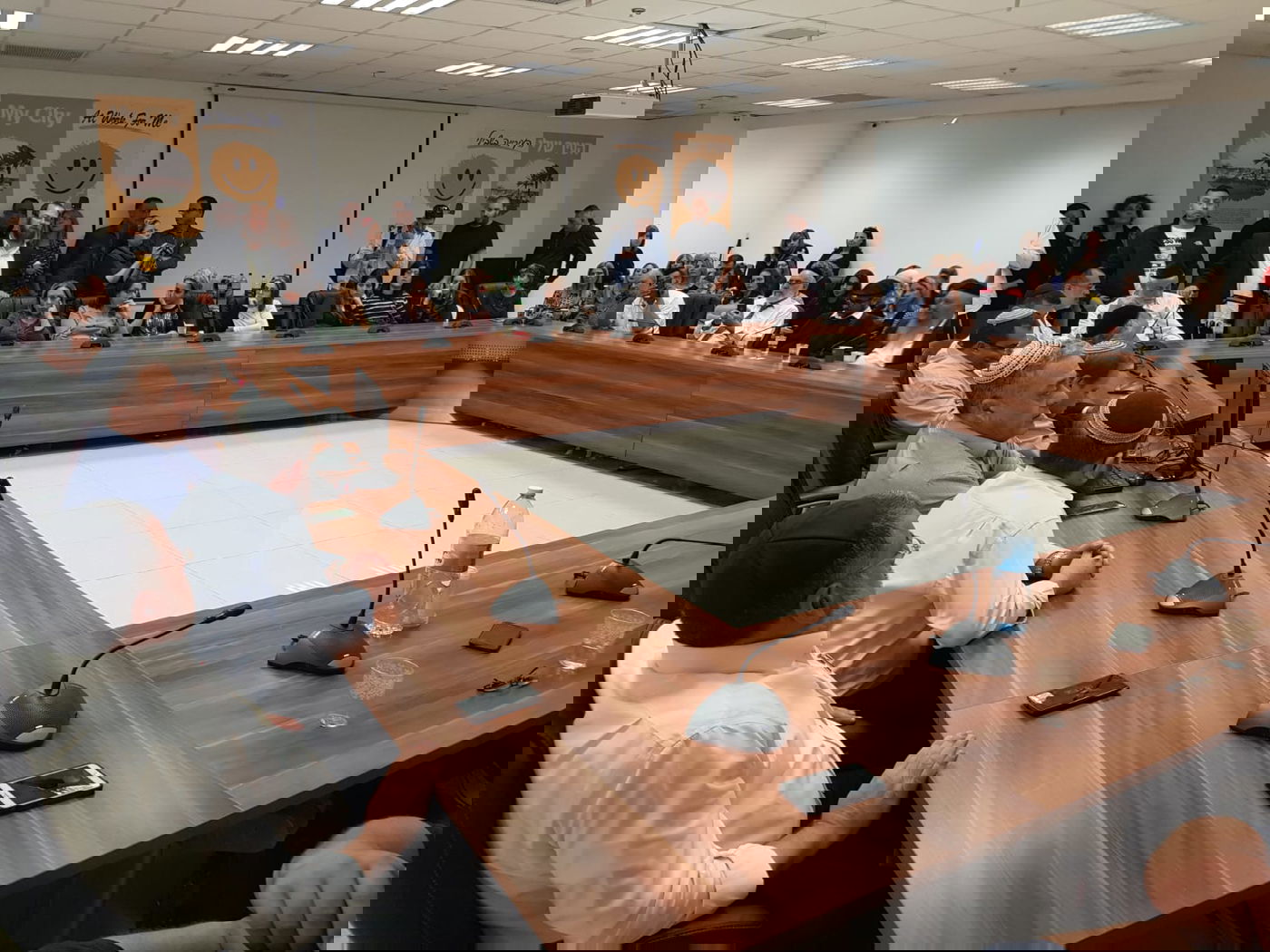 אבוטבול נפרד מתפקידו: 'זה המבחן - האם אני נדבק לכסא'