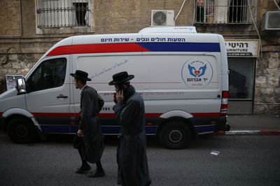 הכרוז המפציר לרוץ ולהתחסן