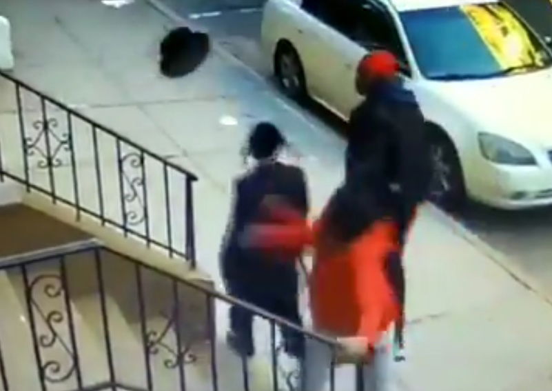 הנערים מתעללים בבחור חסידי