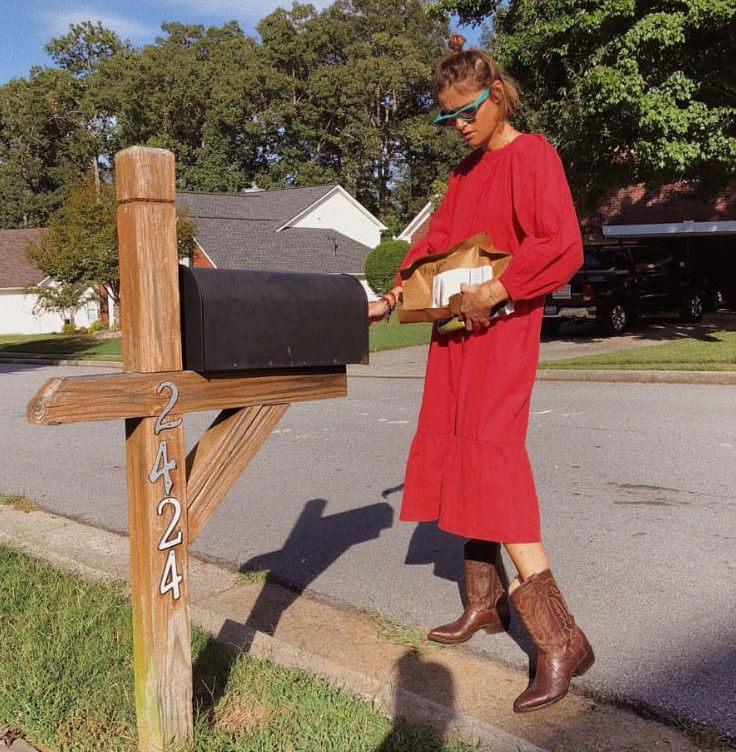 הדוגמנית אניה מרטירוסוב מדגימה איך מיישמים את הטרנד כראוי.