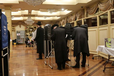 אברכים חסידיים עומדים בתור להצביע בבחירות