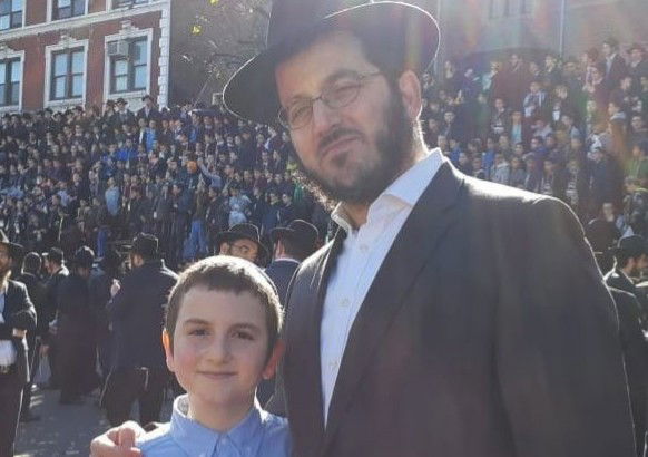 הרב קריצ'בסקי ובנו בכינוס שלוחי חב"ד בברוקלין השבוע