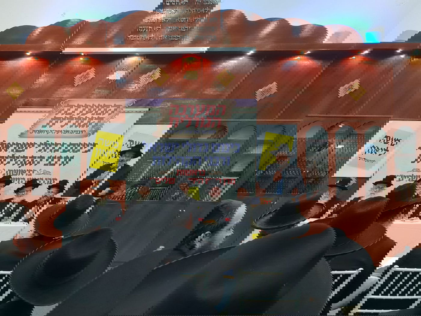 "השטן הוציא צו 8; בפמליה שלו יש אנשים עם מעיל ארוך"