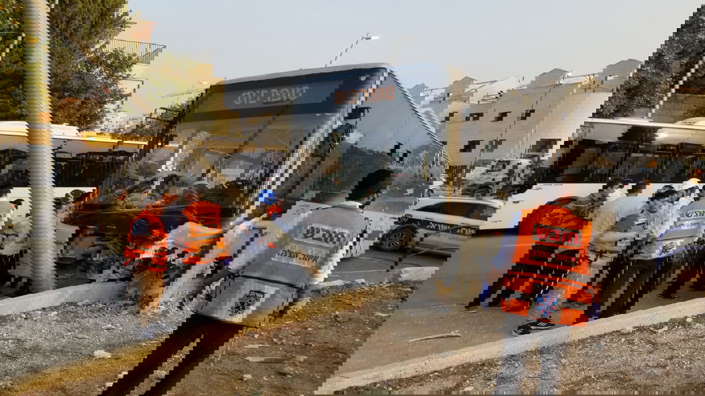 אוטובוס עלה על המדרכה; חמישה נפצעו