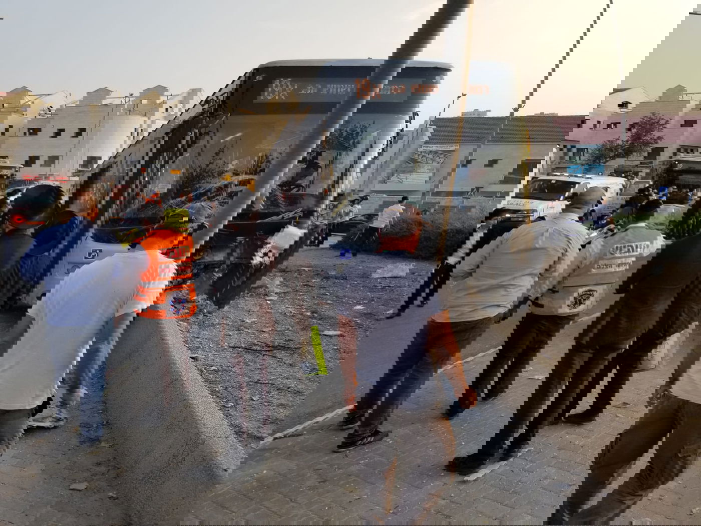 אוטובוס עלה על המדרכה; חמישה נפצעו