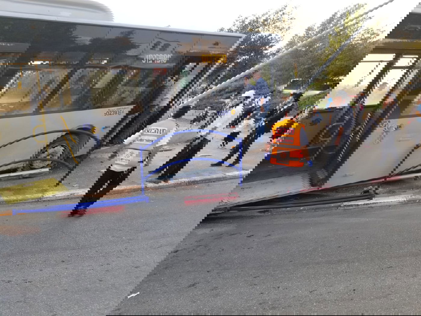 אוטובוס עלה על המדרכה; חמישה נפצעו