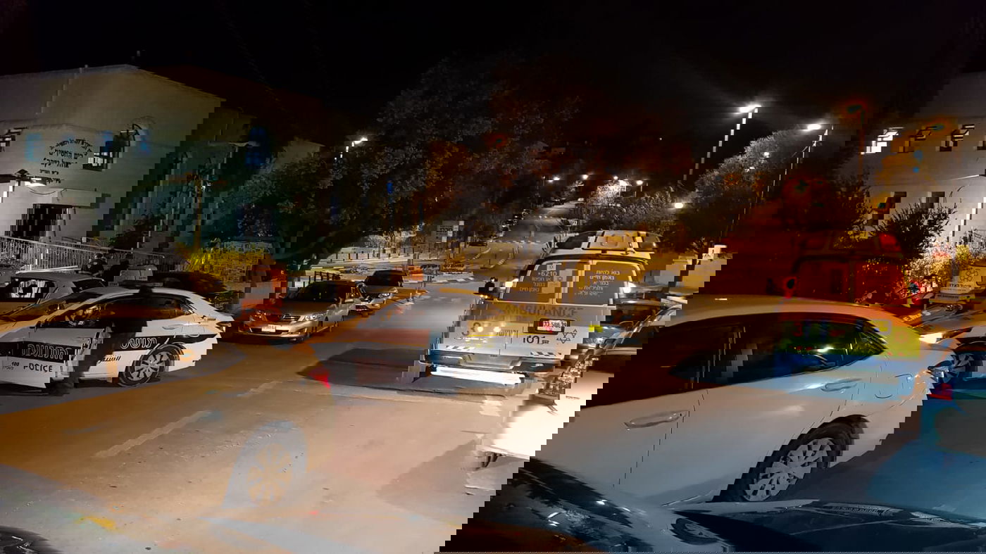 כוחות ההצלה בסמוך לבית רב רוזנטל, הלילה