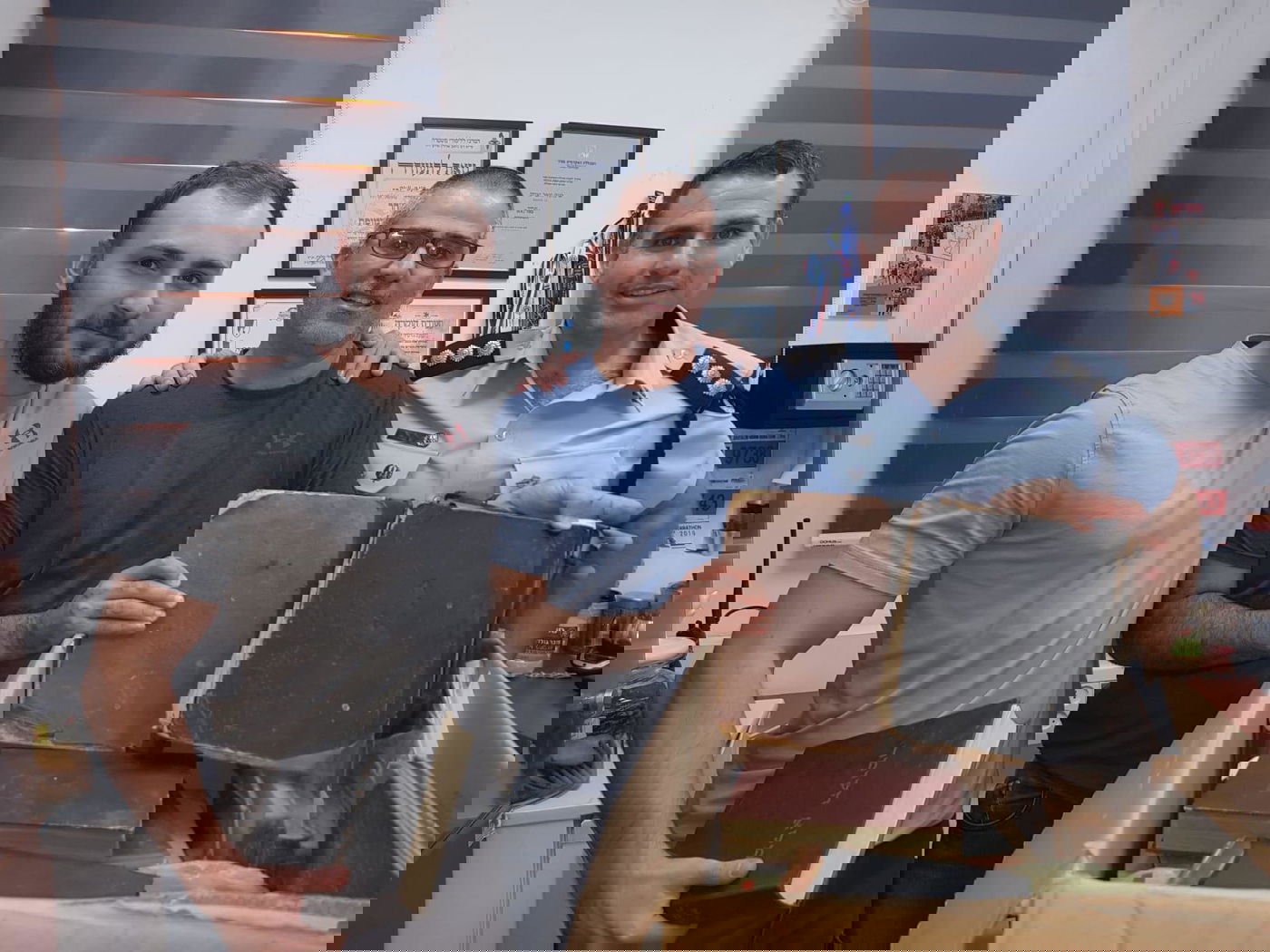 השוטרים עם ספרי הקודש