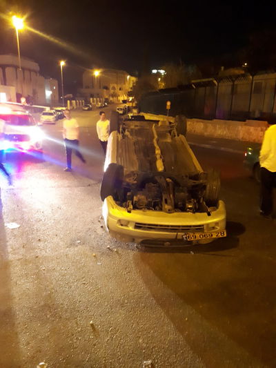 בחורים אמריקאים שיכורים הפכו רכב חונה