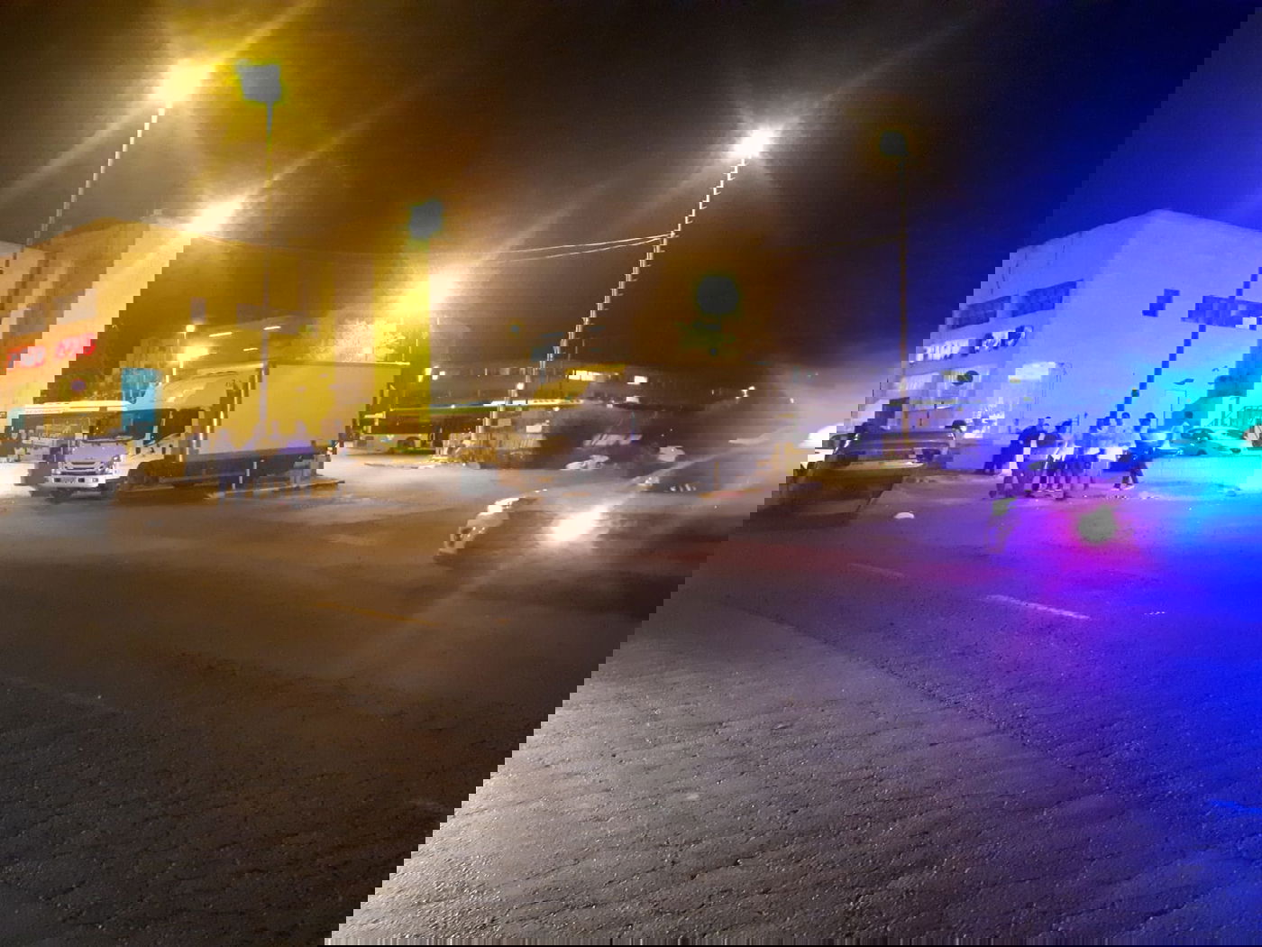 בחורים אמריקאים שיכורים הפכו רכב חונה