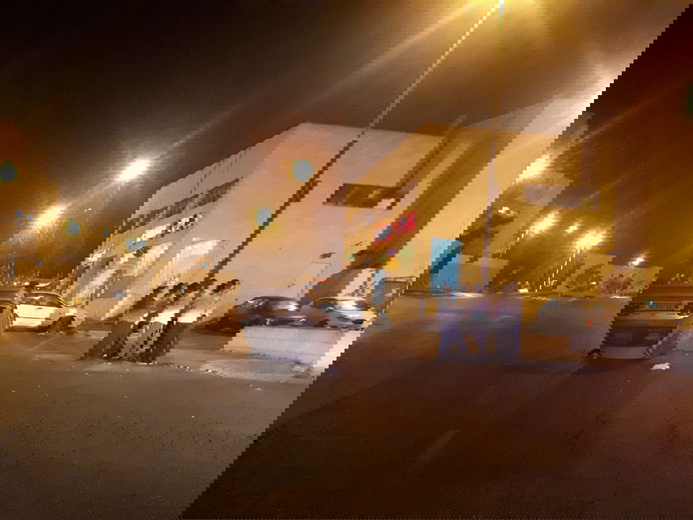 בחורים אמריקאים שיכורים הפכו רכב חונה