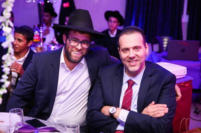 בישיבת חב"ד הצדיעו לשלוחים עם אורן חזן ומיקי זוהר. צפו