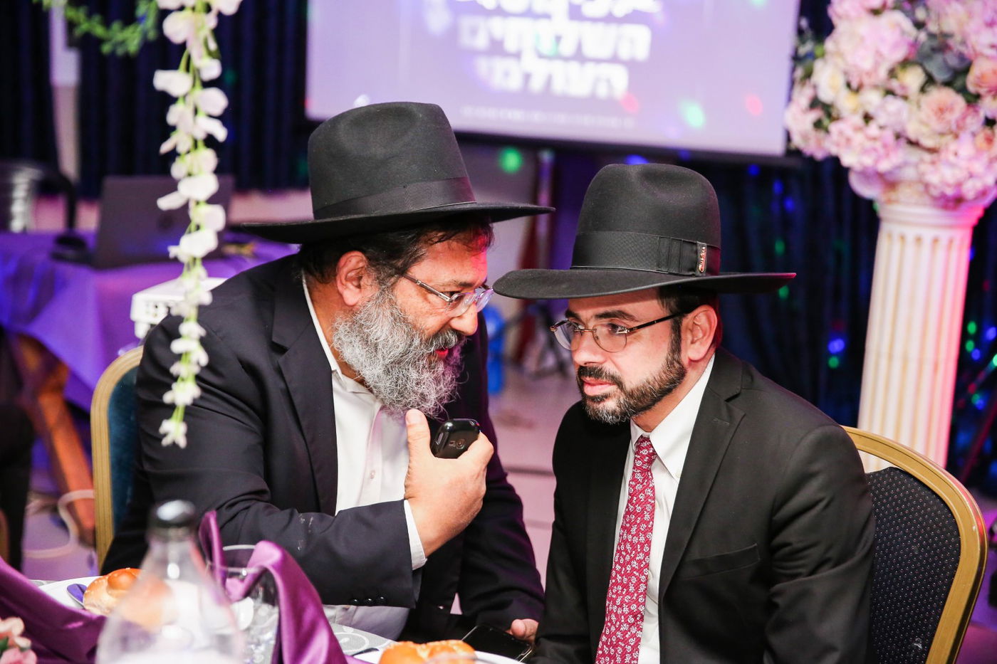 בישיבת חב"ד הצדיעו לשלוחים עם אורן חזן ומיקי זוהר. צפו