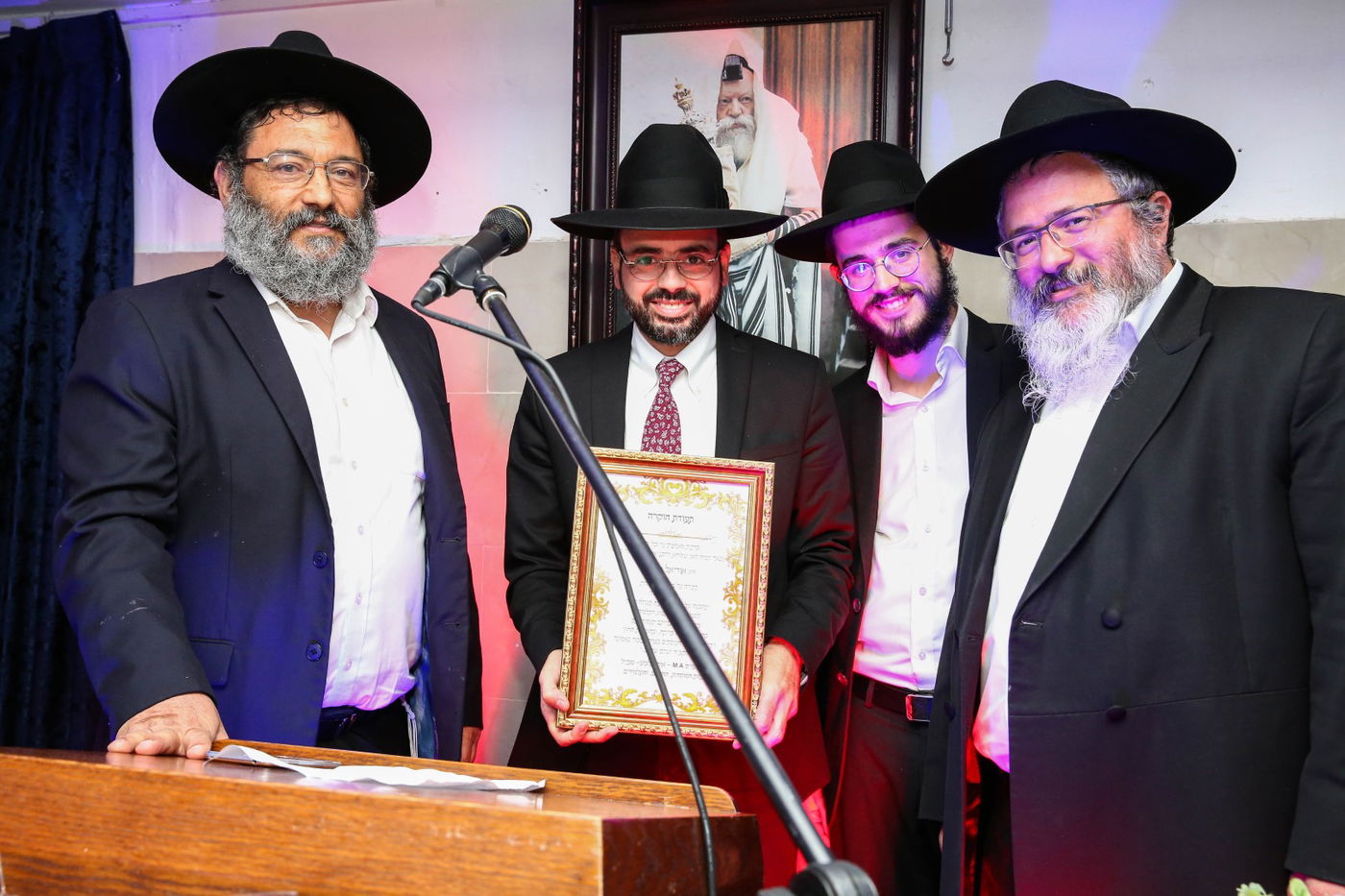 בישיבת חב"ד הצדיעו לשלוחים עם אורן חזן ומיקי זוהר. צפו