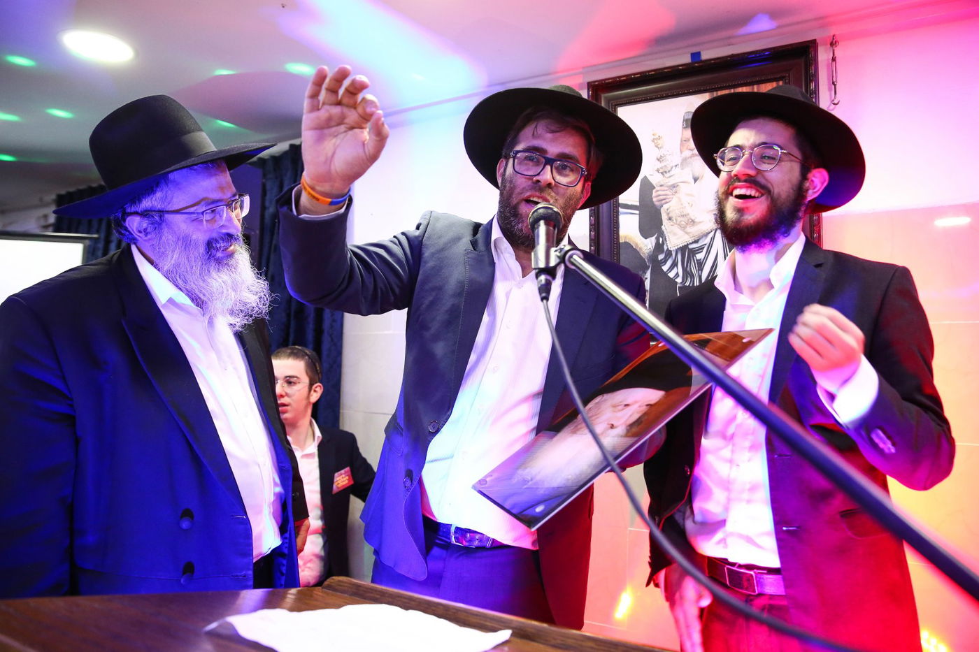 בישיבת חב"ד הצדיעו לשלוחים עם אורן חזן ומיקי זוהר. צפו