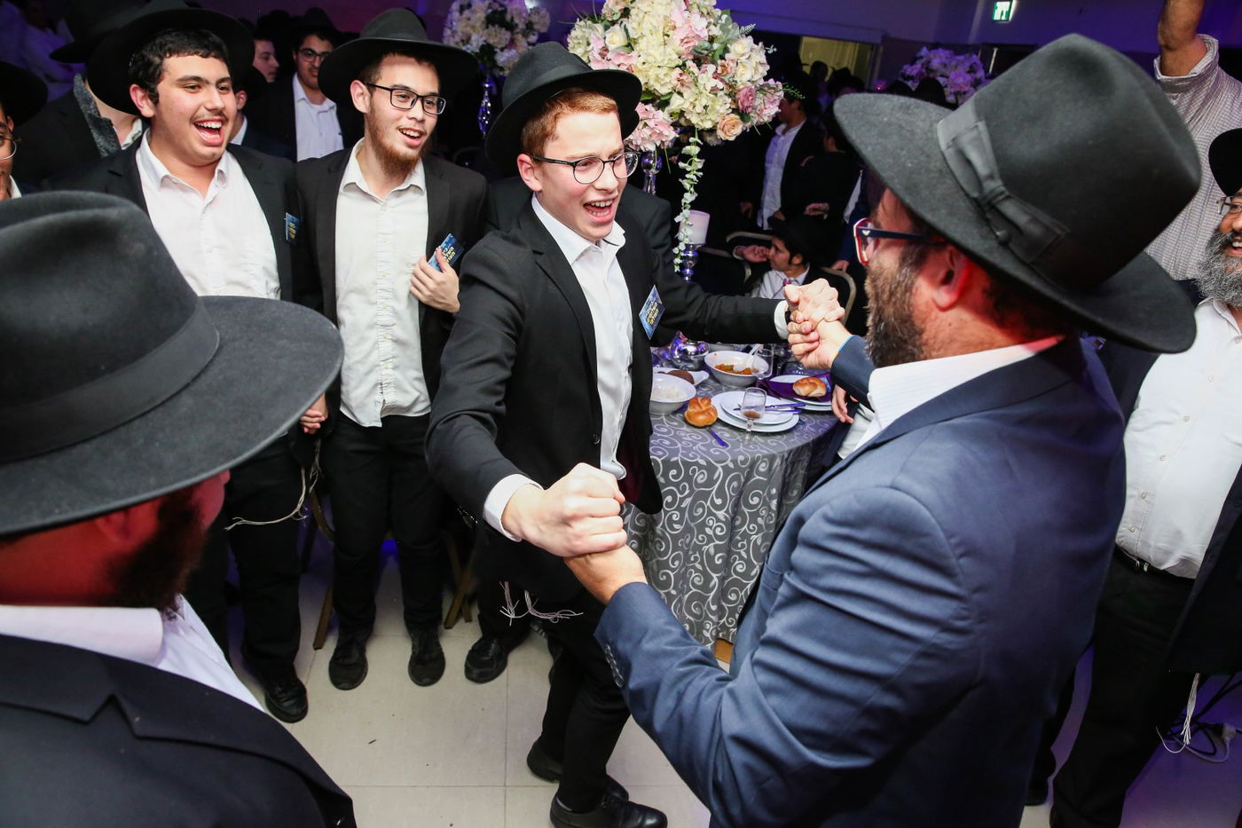 בישיבת חב"ד הצדיעו לשלוחים עם אורן חזן ומיקי זוהר. צפו