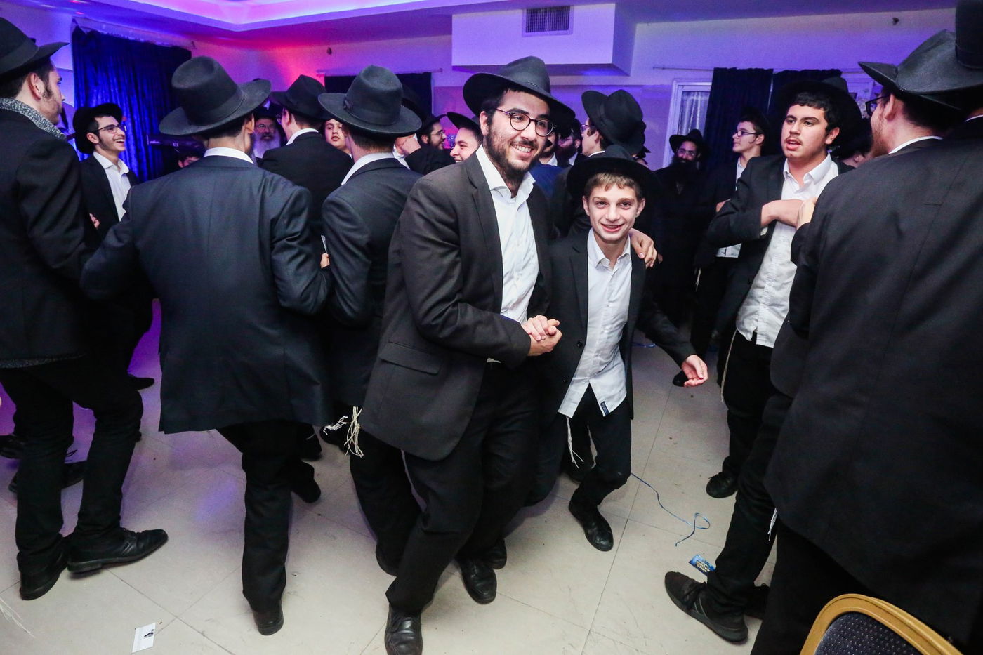 בישיבת חב"ד הצדיעו לשלוחים עם אורן חזן ומיקי זוהר. צפו