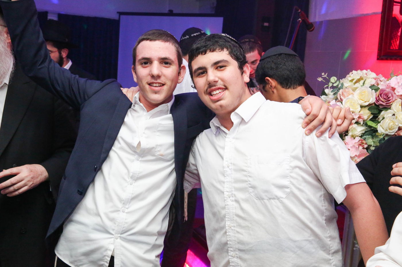 בישיבת חב"ד הצדיעו לשלוחים עם אורן חזן ומיקי זוהר. צפו