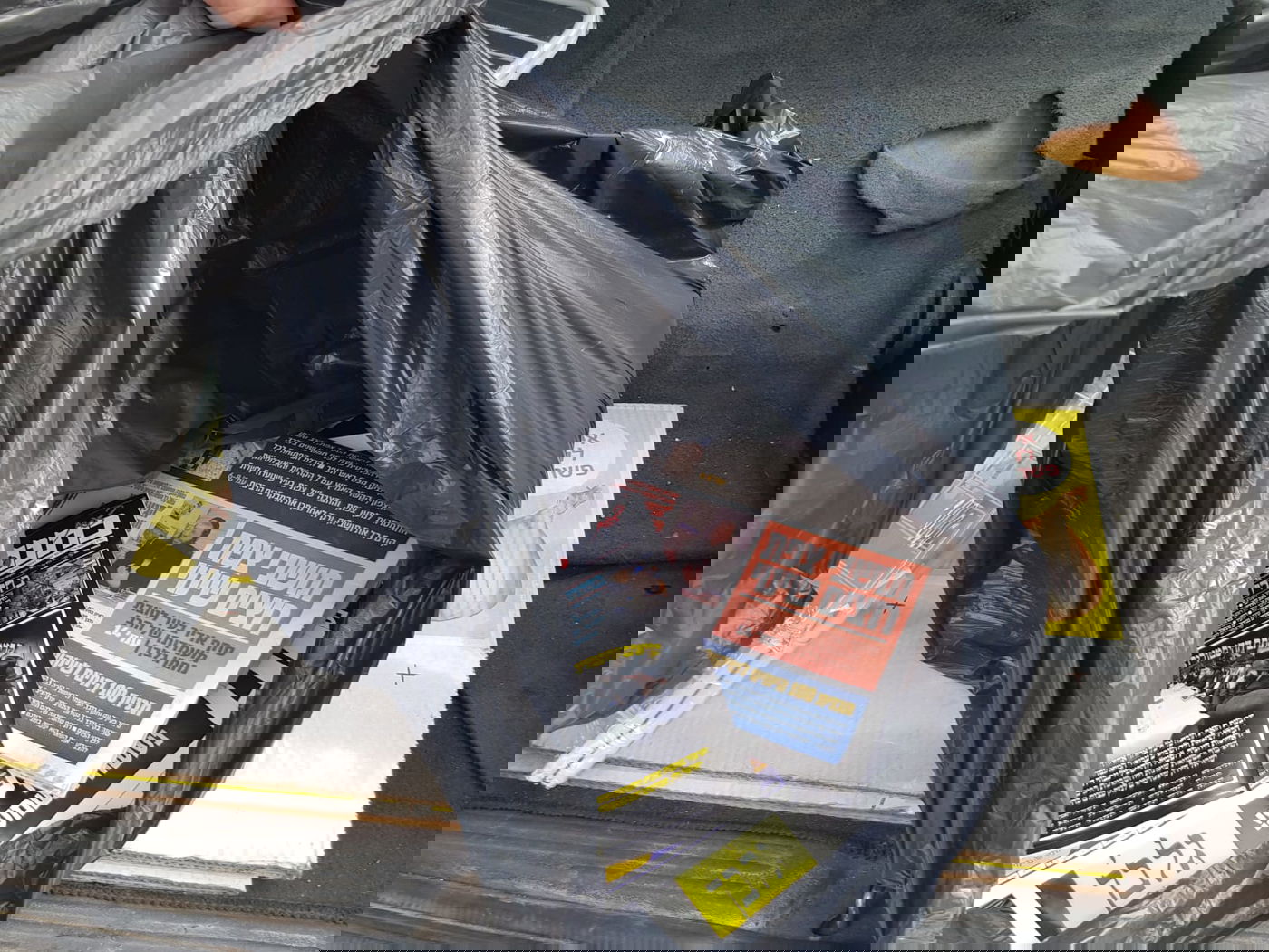 השקית שהושלכה בהמשך, עם חומרי התעמולה שנאספו