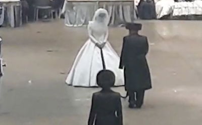 צפו: האדמו"ר מקרלין בריקוד לפני הכלה