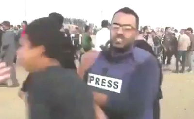 איבד את זה: הכתב העזתי סטר לנער בשידור חי