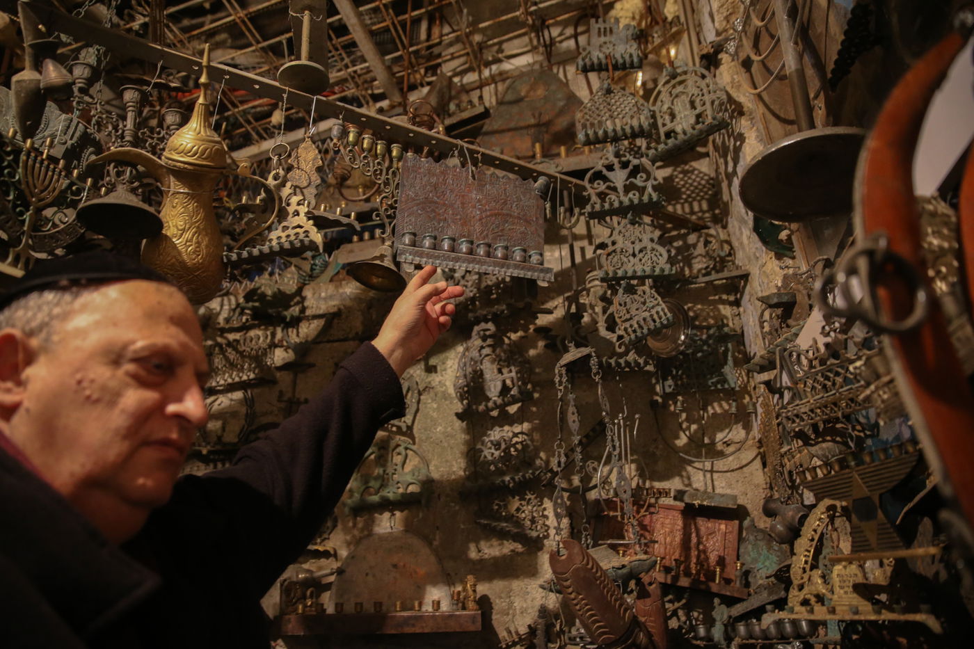 ה'דוקטור' מהבוכרים מפנה את מחסן החנוכיות