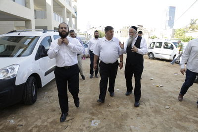 הרב יהודה מרמורשטיין מלווה את מר דני עטר בסיור