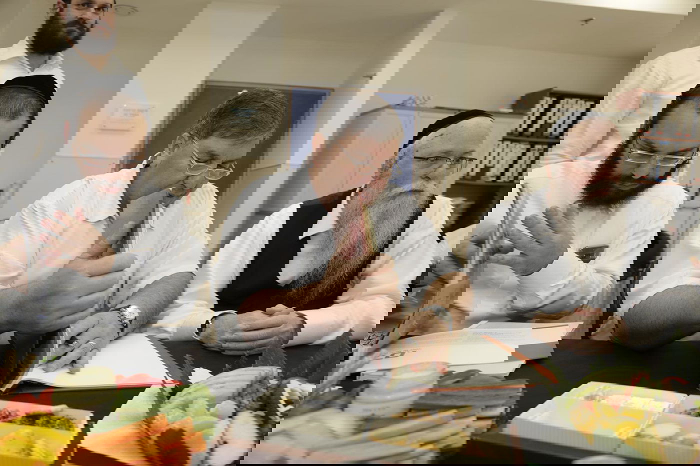 יו"ר קקל מר דני עטר בסיור במרכז 'עלה' בני ברק, עם תפילה לתושבי הדרום