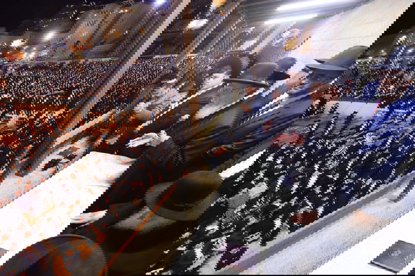 אלפים בעצרת תפילה בכותל המערבי • צפו