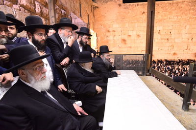 אלפים בעצרת תפילה בכותל המערבי • צפו