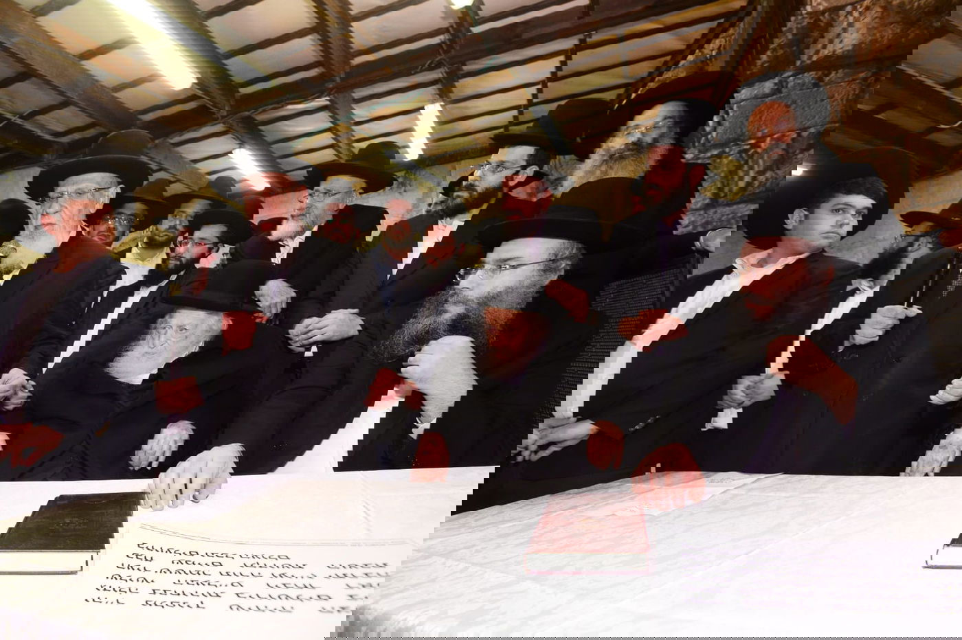 אלפים בעצרת תפילה בכותל המערבי • צפו