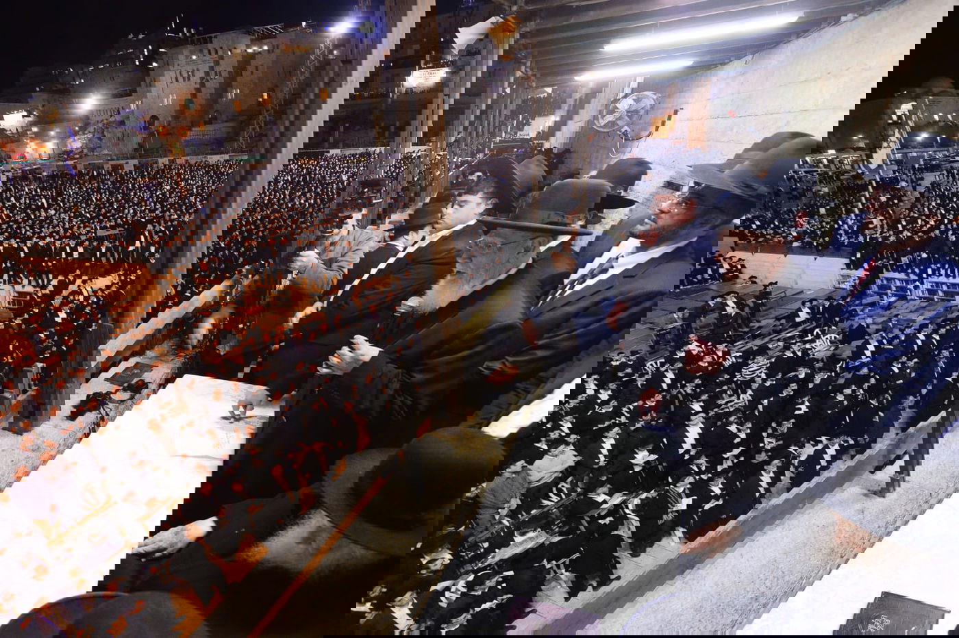 אלפים בעצרת תפילה בכותל המערבי • צפו