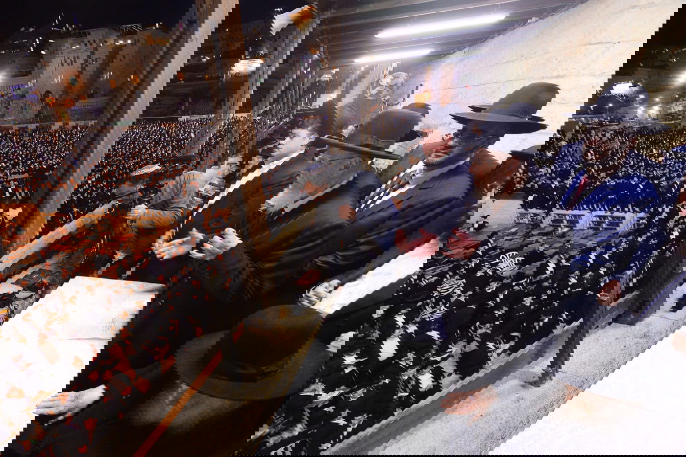 אלפים בעצרת תפילה בכותל המערבי • צפו