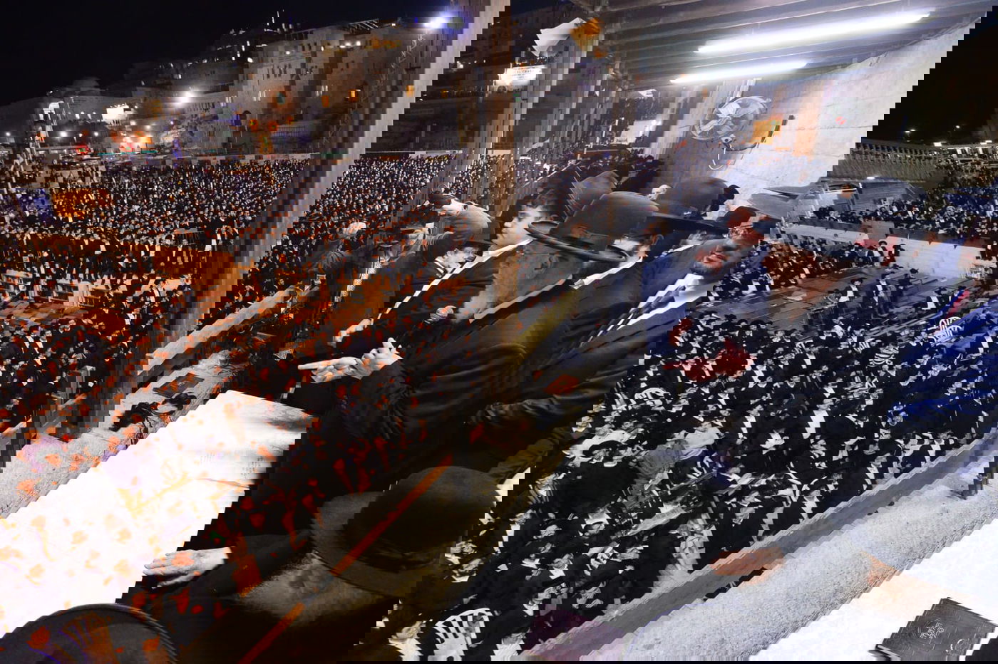 אלפים בעצרת תפילה בכותל המערבי • צפו