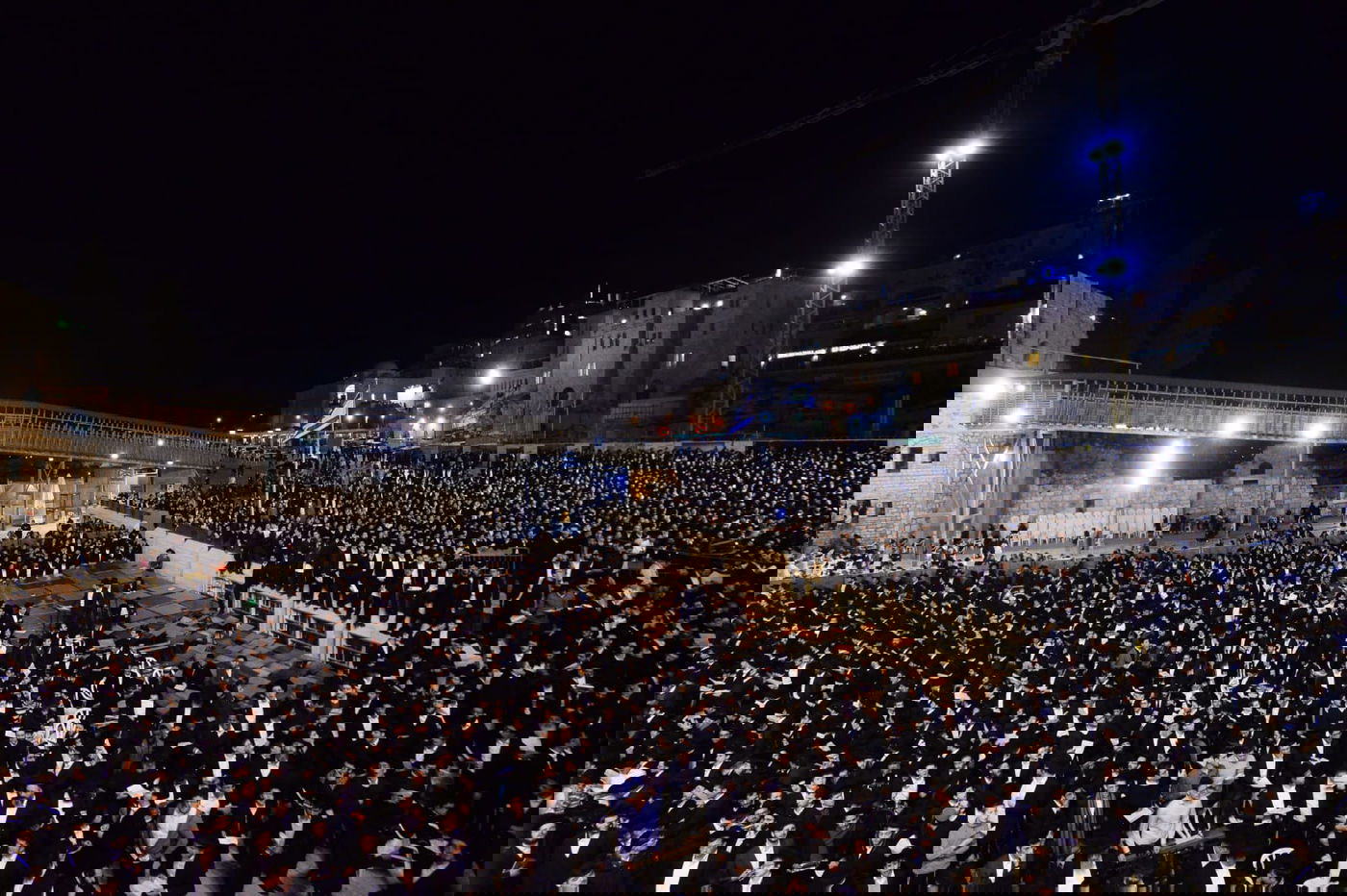 אלפים בעצרת תפילה בכותל המערבי • צפו