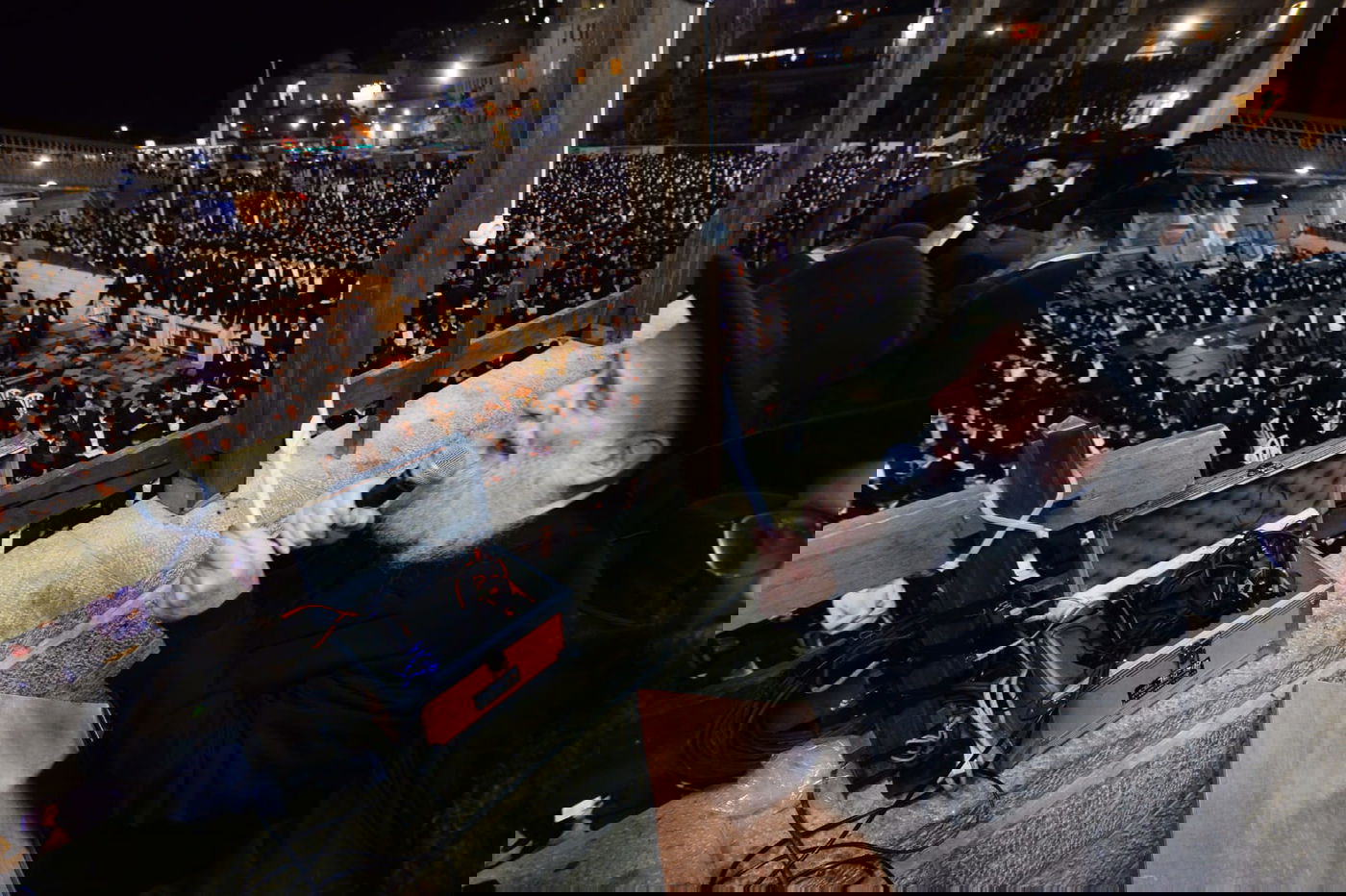 אלפים בעצרת תפילה בכותל המערבי • צפו