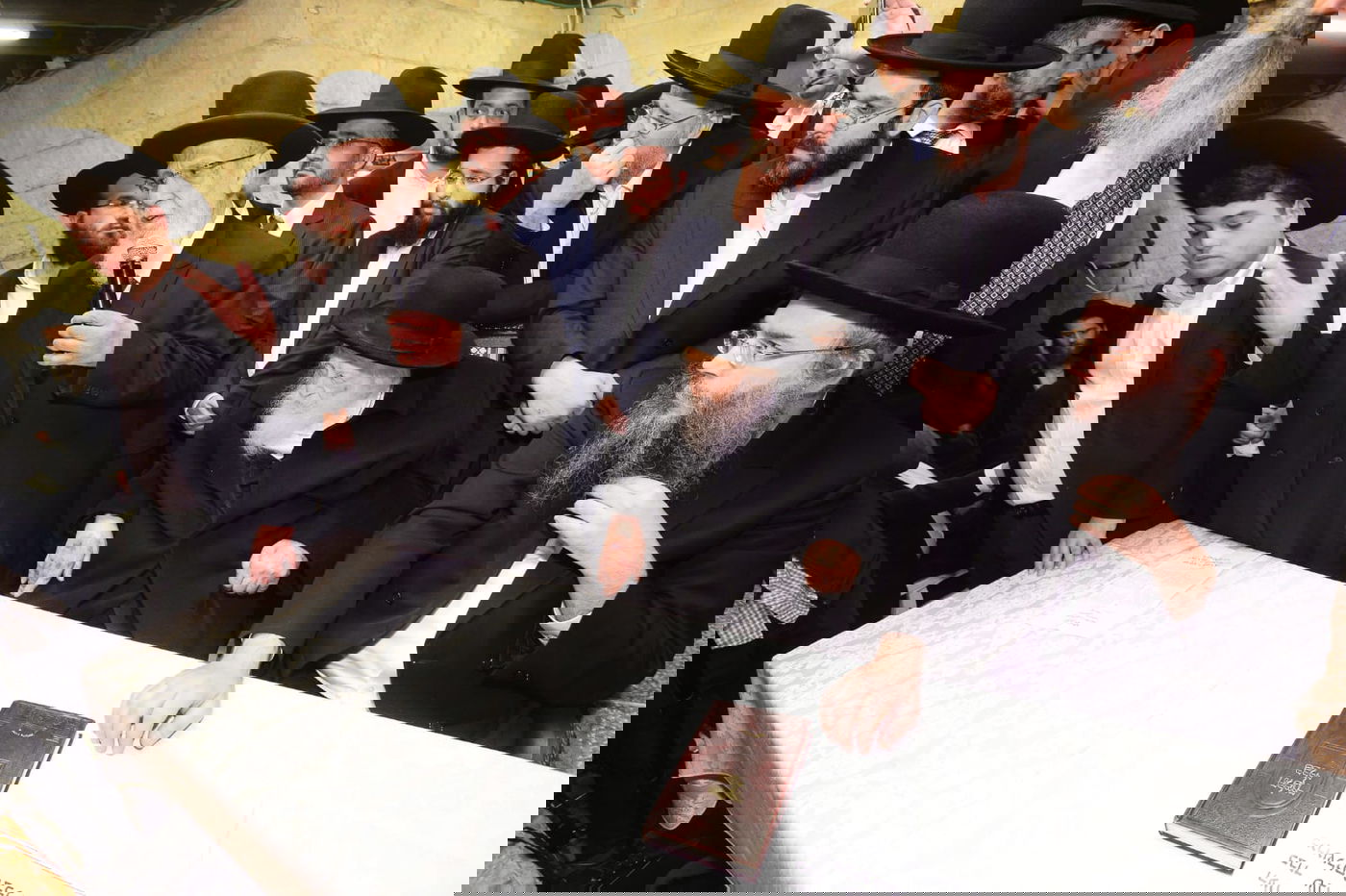 אלפים בעצרת תפילה בכותל המערבי • צפו