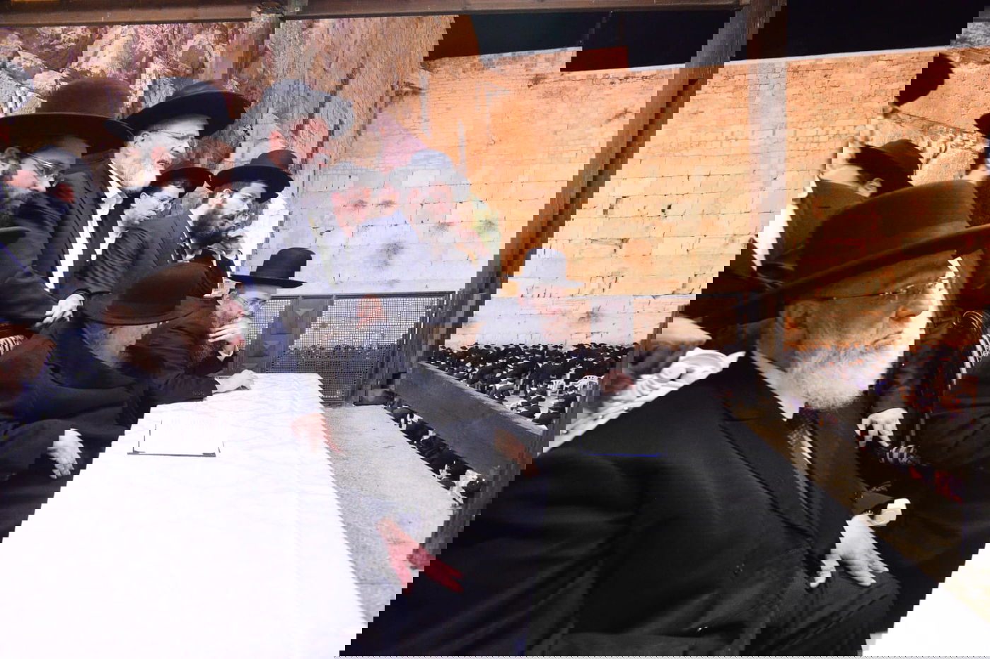 אלפים בעצרת תפילה בכותל המערבי • צפו