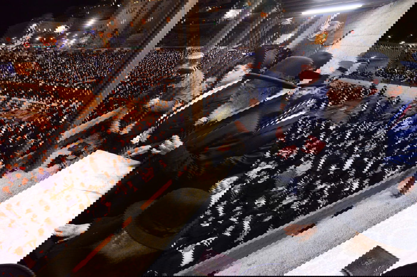 אלפים בעצרת תפילה בכותל המערבי • צפו